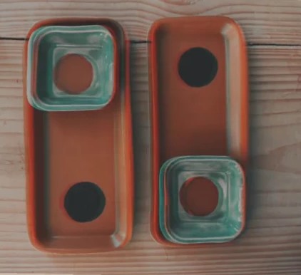 Duas travessas retangulares de cerâmica terracota com cumbucas esmaltadas em verde