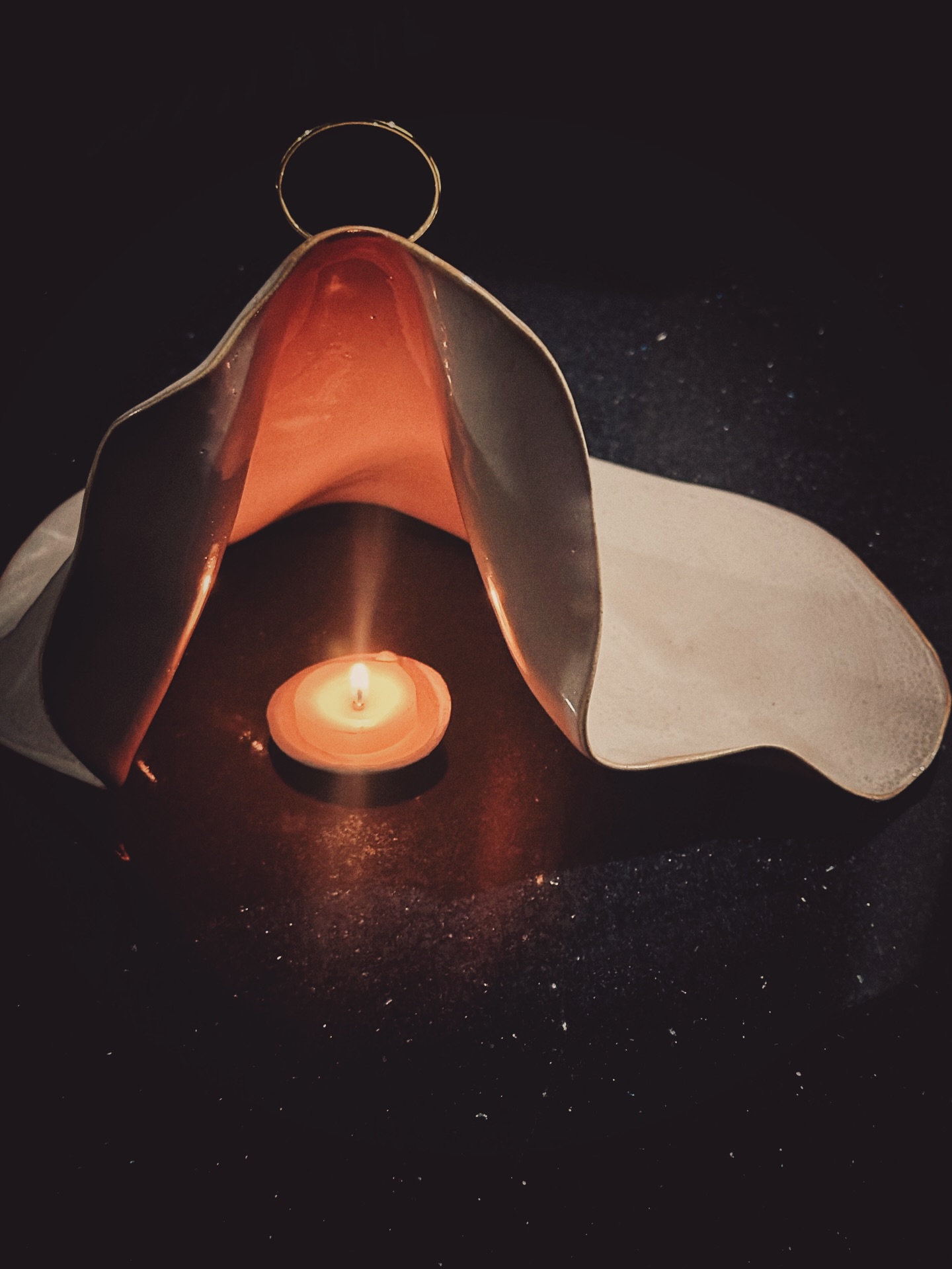 manto em cerâmica de alta temperatura, iluminado por dentro por uma vela