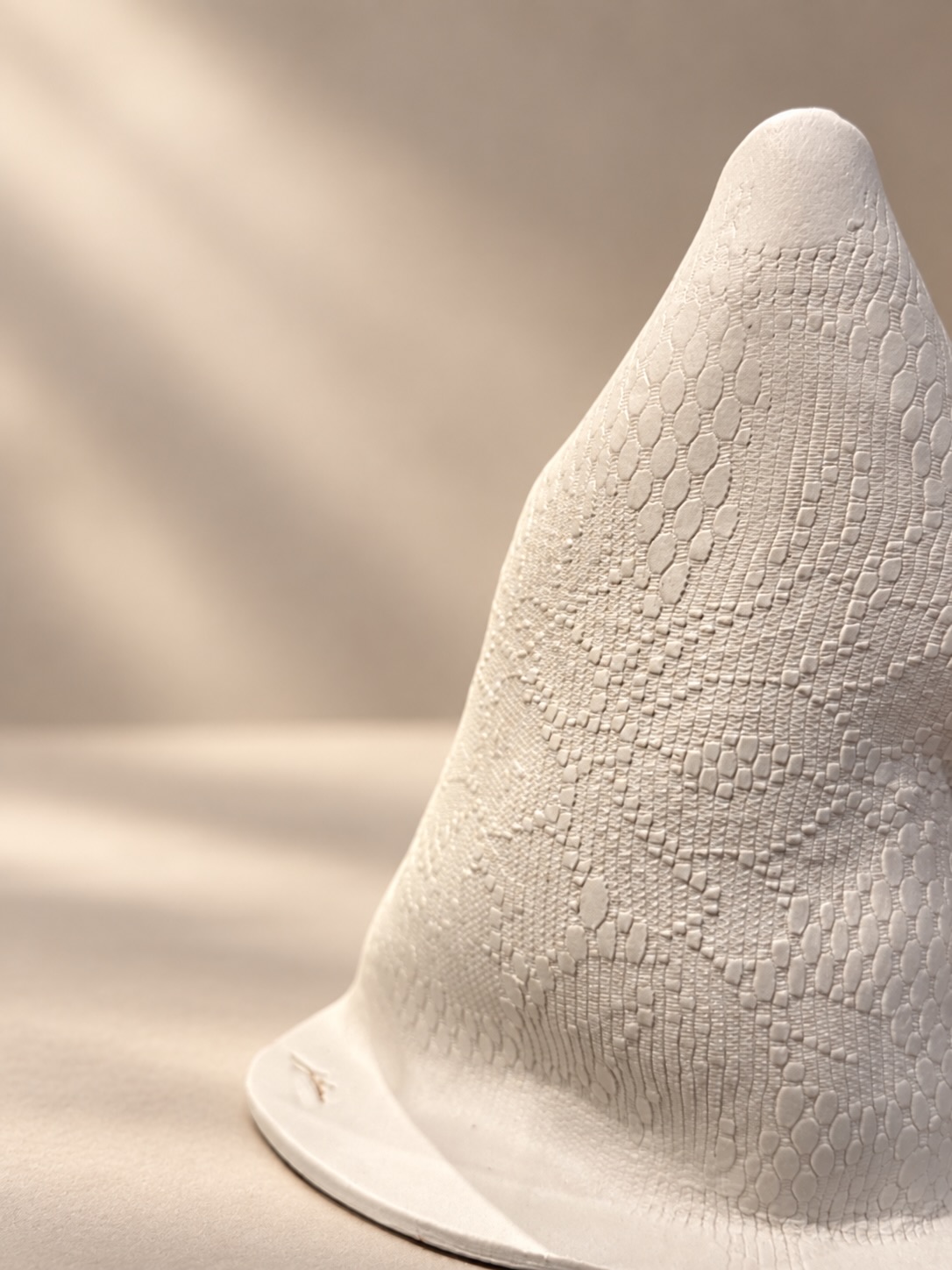 manto branco com textura de renda, modelado à mão