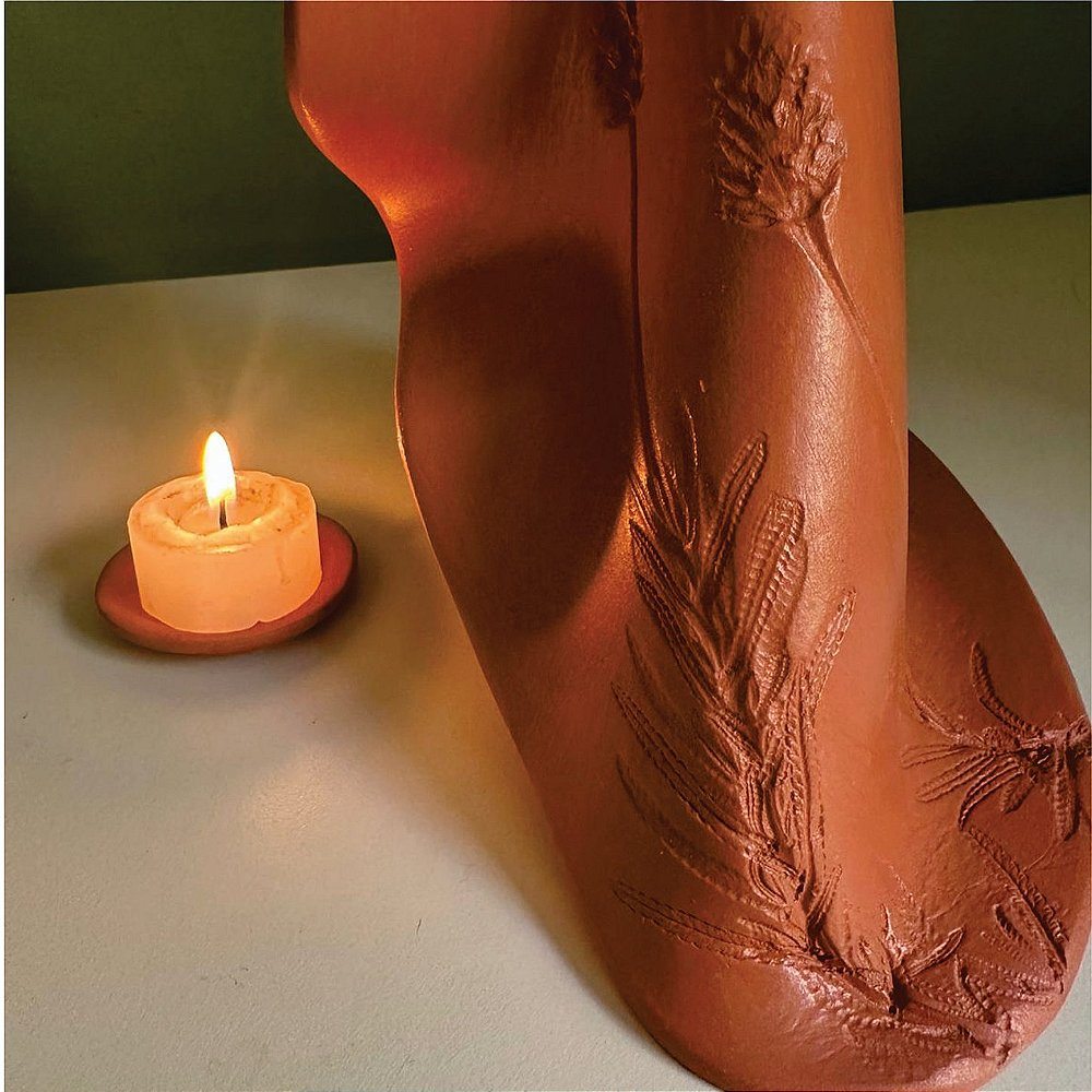 Detalhe de manto terracota com ramos em relevo e vela