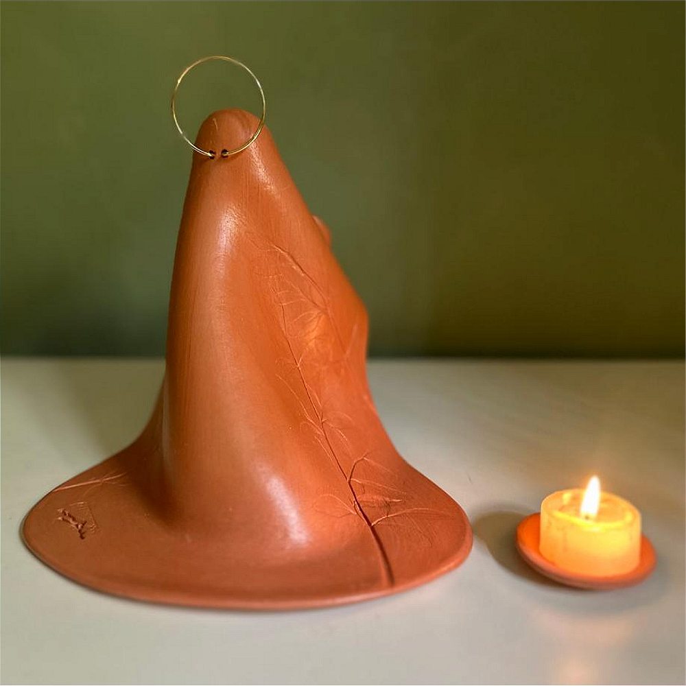 Manto de Maria terracota com auréola dourada e vela