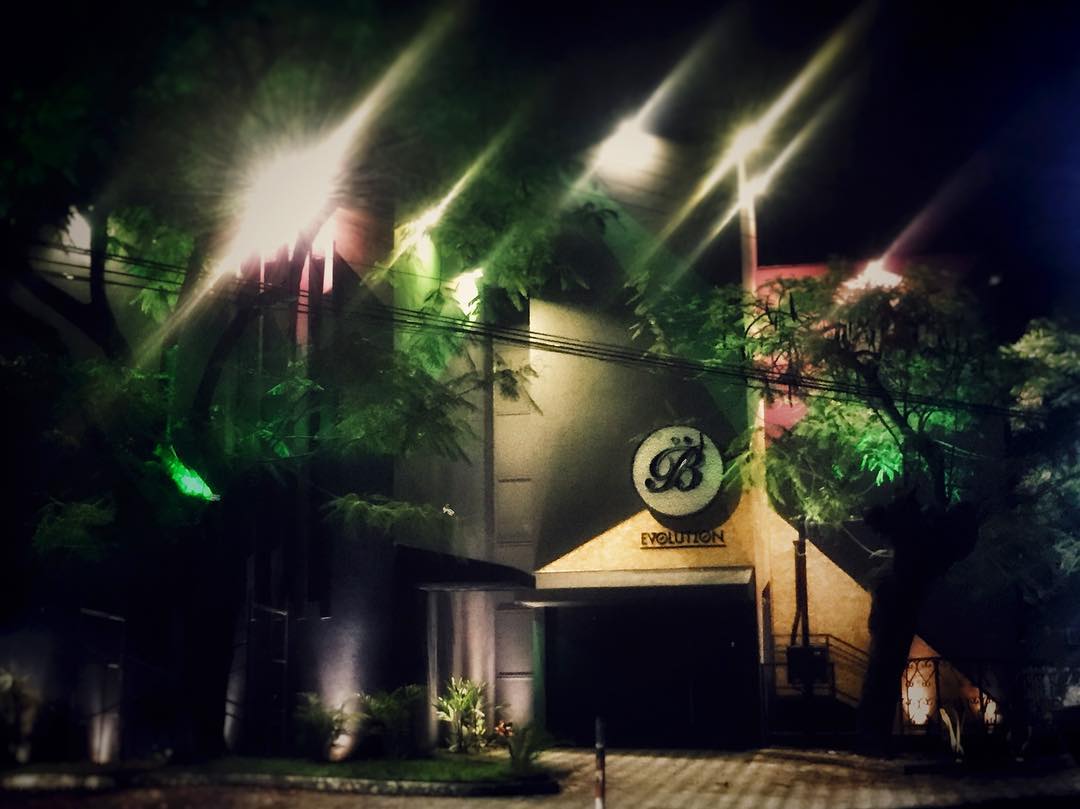 Fachada da casa noturna Bruder Evolution iluminada à noite